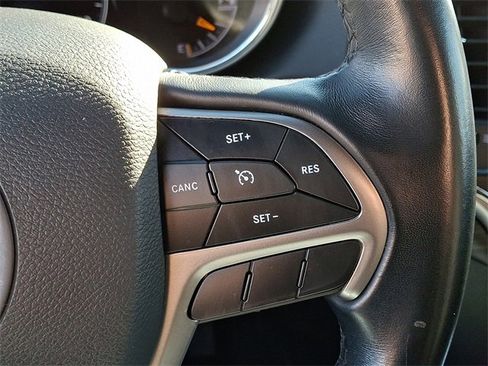 Used 2021 Jeep Grand Cherokee Laredo image 23