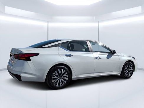 Used 2024 Nissan Altima 2.5 SV FWD image 3