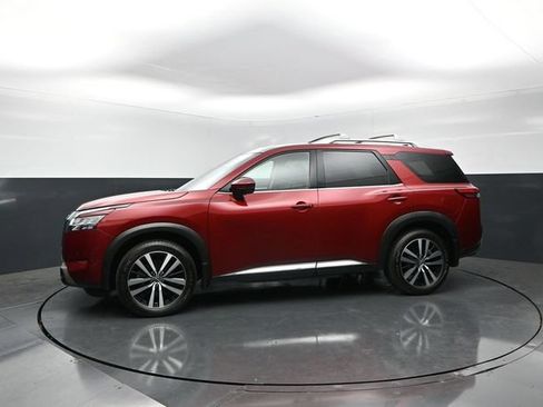 Used 2024 Nissan Pathfinder Platinum FWD image 3