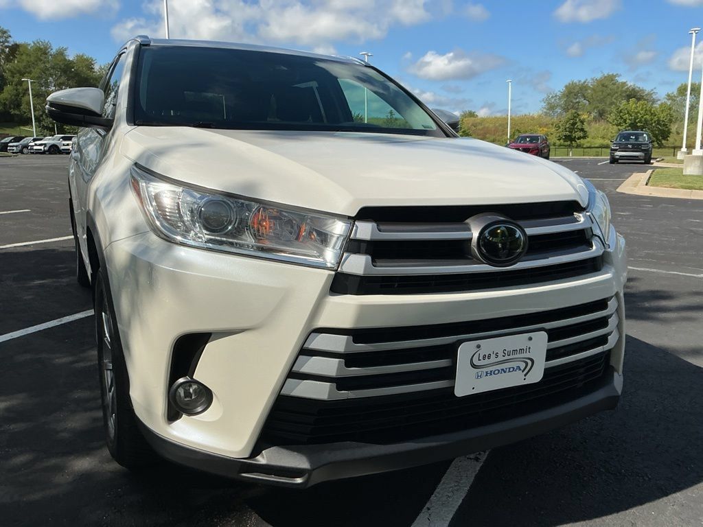 Used 2019 Toyota Highlander XLE AWD/4WD image 16