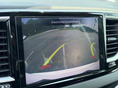 Used 2024 Chrysler Pacifica Touring-L FWD image 4