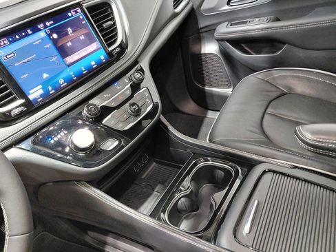 Certified 2025 Chrysler Pacifica Limited image 41