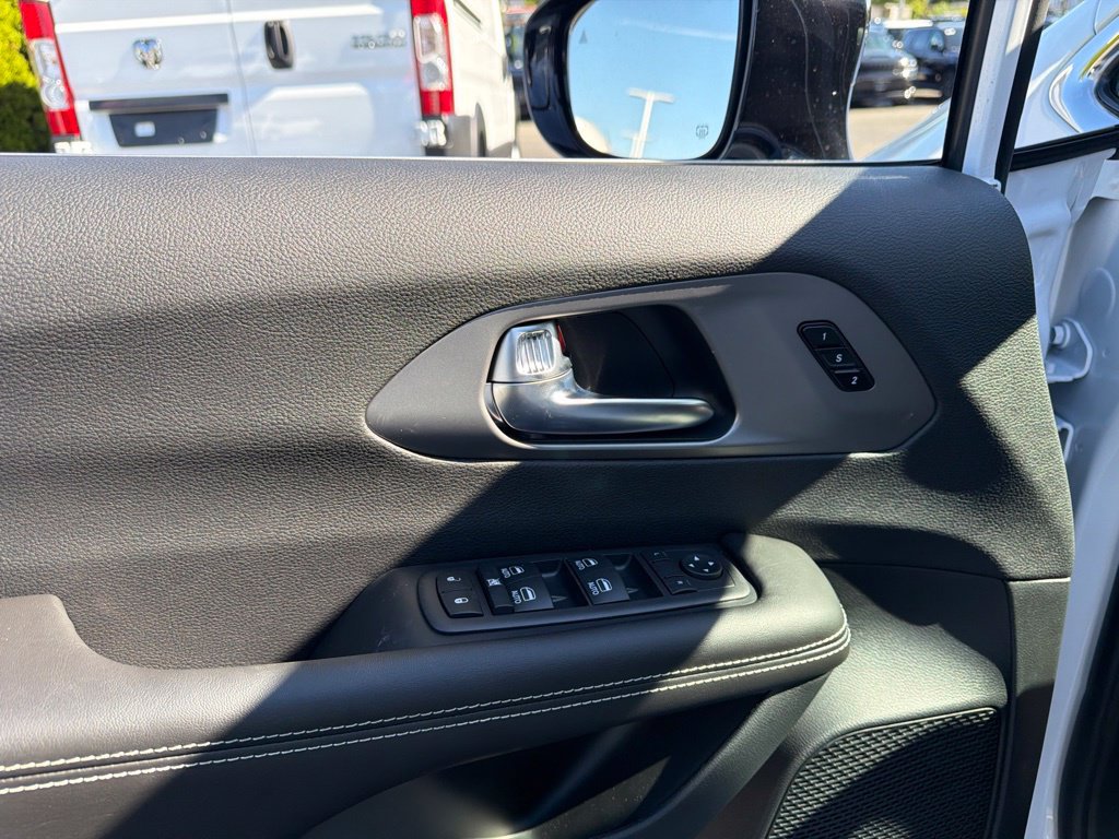 New 2027 Chrysler Pacifica Select FWD image 15