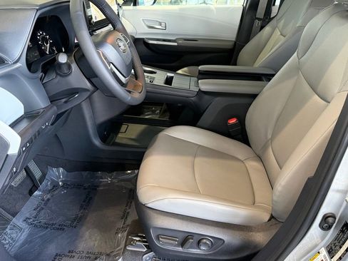 Used 2025 Toyota Sienna XLE w/ XLE Plus Package image 21