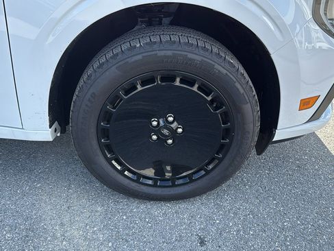 Used 2025 Ford Maverick Lobo image 11