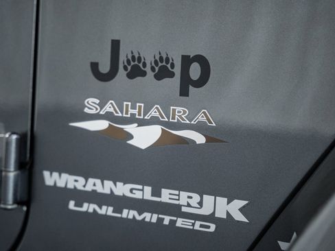 Used 2018 Jeep Wrangler Unlimited Sahara w/ Connectivity Group image 15