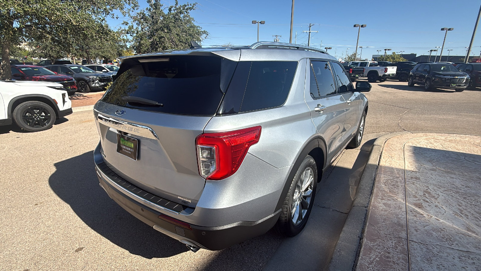 Used 2022 Ford Explorer Limited w/ Equipment Group 301A RWD image 9