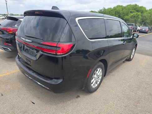 Used 2025 Chrysler Pacifica Select FWD image 4