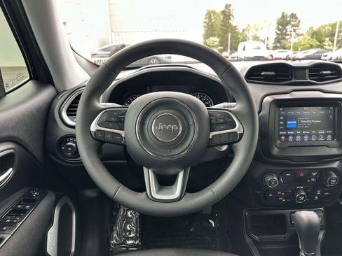 Used 2021 Jeep Renegade Latitude FWD image 11