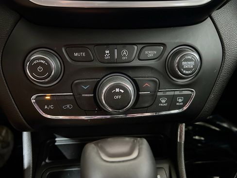 Used 2021 Jeep Cherokee Latitude Lux image 11