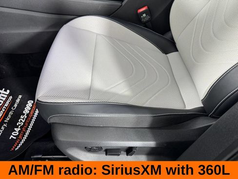 Used 2025 Volkswagen Tiguan SE w/ Panoramic Sunroof Package AWD/4WD image 15