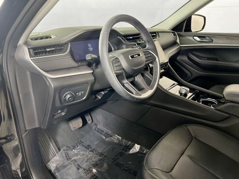 Used 2023 Jeep Grand Cherokee Limited AWD/4WD image 9