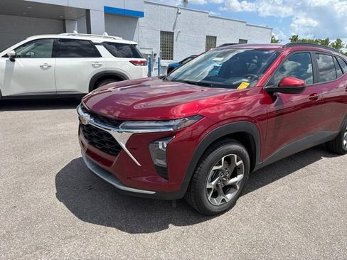 Used 2025 Chevrolet Trax LT FWD image 2