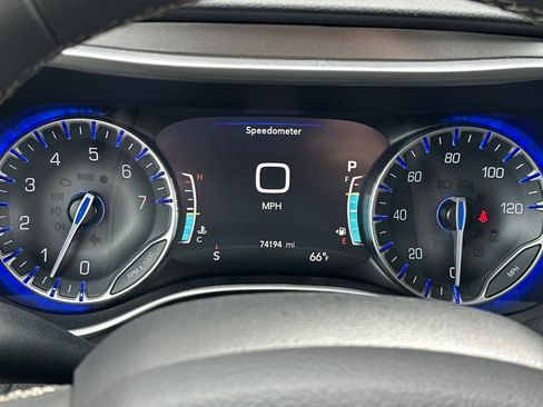 Used 2023 Chrysler Pacifica Touring-L FWD image 28