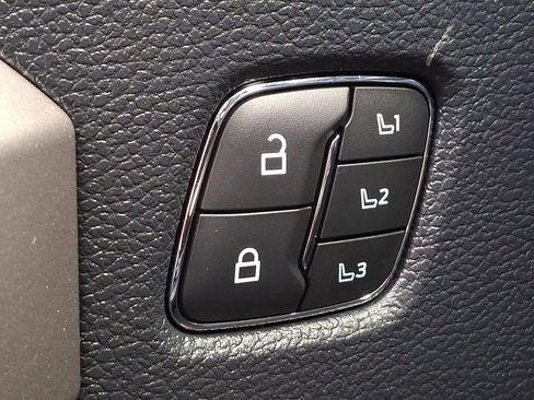 Used 2022 Ford F250 Lariat w/ Black Appearance Package image 29