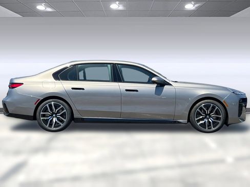 New 2025 BMW 740i image 7