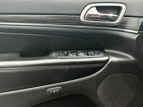 Used 2019 Jeep Grand Cherokee Limited AWD/4WD image 4