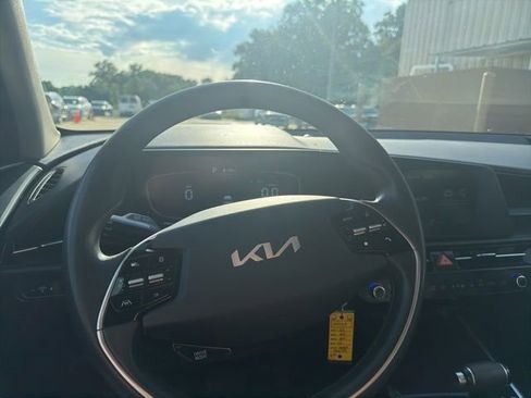 Used 2023 Kia Niro LX FWD image 12