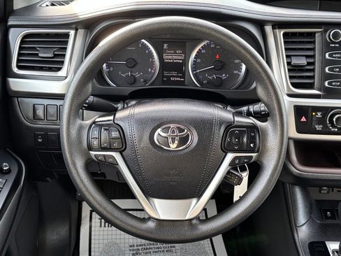 Used 2019 Toyota Highlander LE AWD/4WD image 22