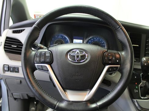 Used 2019 Toyota Sienna XLE image 8