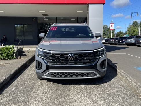 Used 2024 Volkswagen Atlas Cross Sport SE AWD/4WD image 2