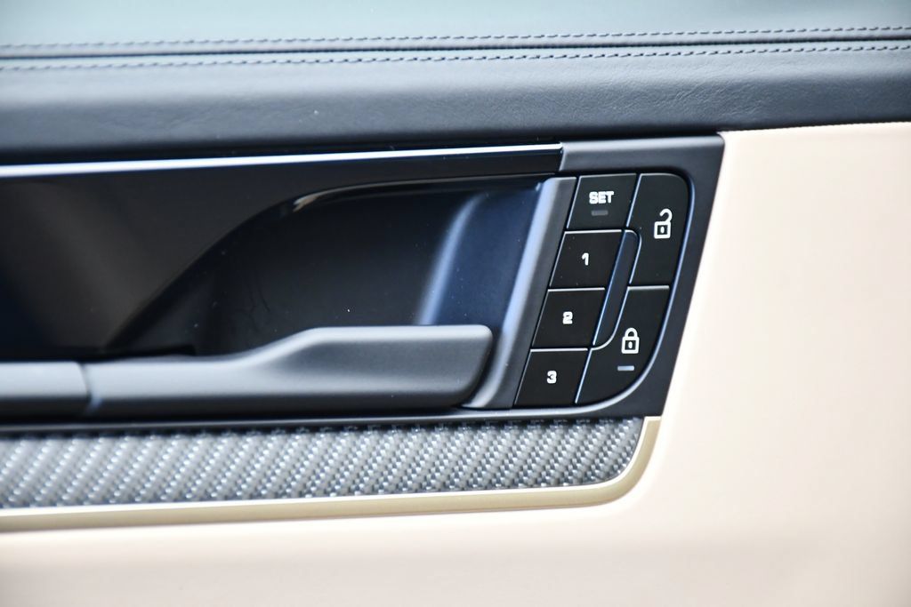 Certified 2025 Porsche Cayenne AWD/4WD image 36
