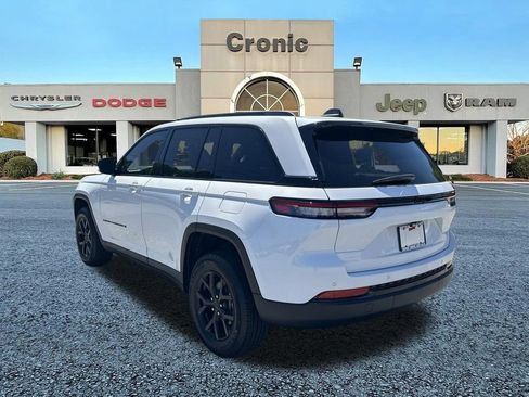 Used 2025 Jeep Grand Cherokee Altitude RWD image 5