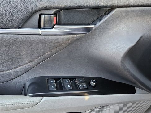 Used 2018 Toyota Camry XLE image 24