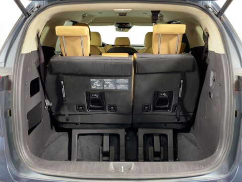 Used 2024 Kia Carnival EX image 27