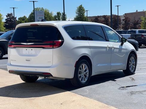 Used 2024 Chrysler Pacifica Touring-L AWD/4WD image 49
