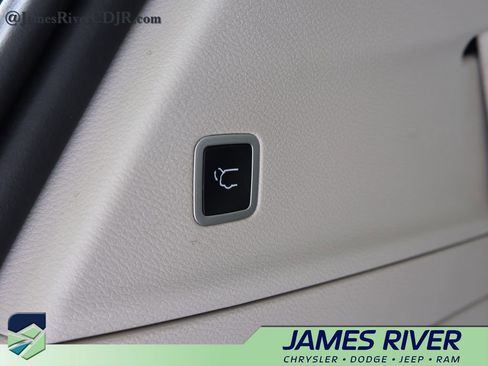 Used 2023 Chrysler Pacifica Touring-L FWD image 16