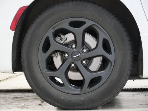Used 2024 Chrysler Pacifica Limited FWD image 9