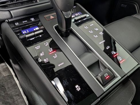 Certified 2025 Porsche Macan 2.0T image 34