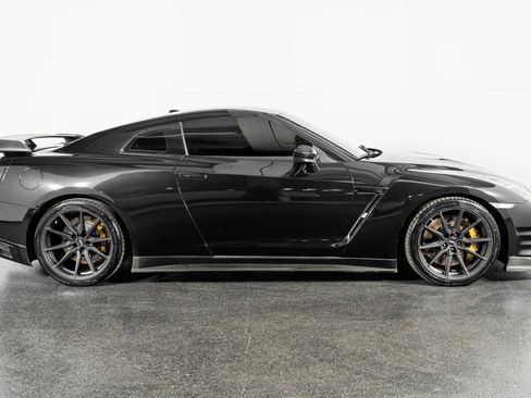 Used 2015 Nissan GT-R Black Edition image 5