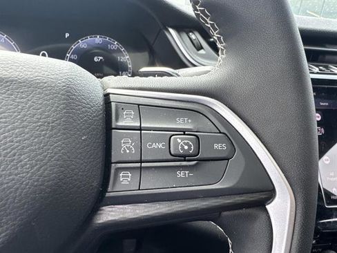 Used 2025 Jeep Grand Cherokee Laredo image 11