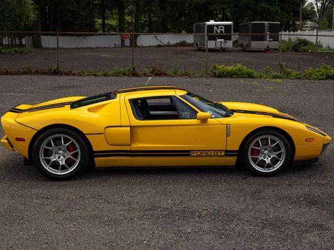 Used 2005 Ford GT RWD image 12