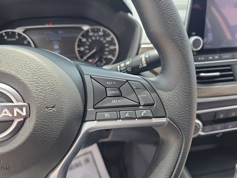 Used 2025 Nissan Altima 2.5 SV FWD image 13