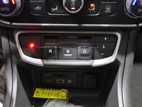 Used 2024 GMC Terrain SLT AWD/4WD image 33