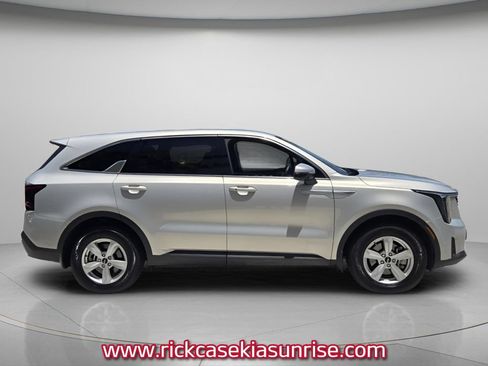 Used 2026 Kia Sorento LX FWD image 4
