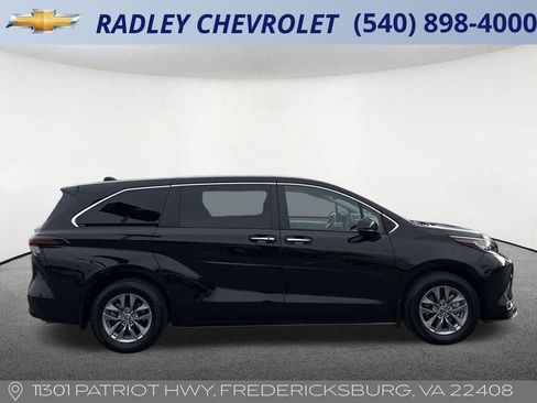 Used 2023 Toyota Sienna XLE image 11