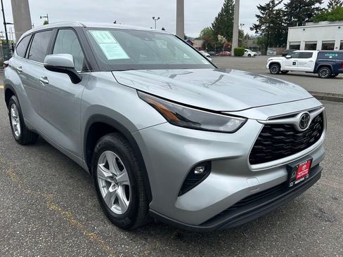 Certified 2025 Toyota Highlander LE FWD image 3
