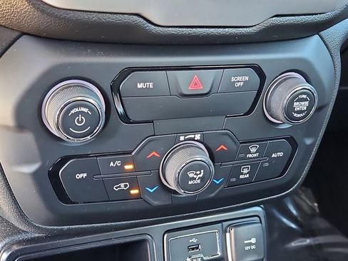 Used 2018 Jeep Renegade Latitude image 25