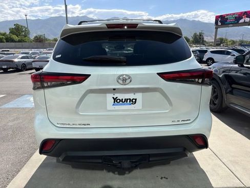 Used 2022 Toyota Highlander XLE AWD/4WD image 6