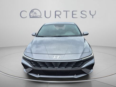 Used 2025 Hyundai Elantra Hybrid w/ Cargo Package FWD image 8