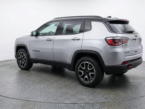 Used 2025 Jeep Compass Trailhawk AWD/4WD image 6