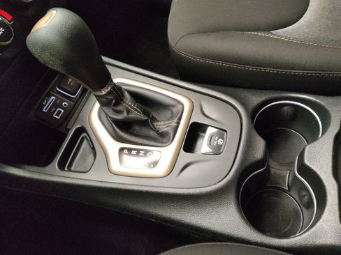 Used 2018 Jeep Cherokee Latitude w/ Altitude Package image 26