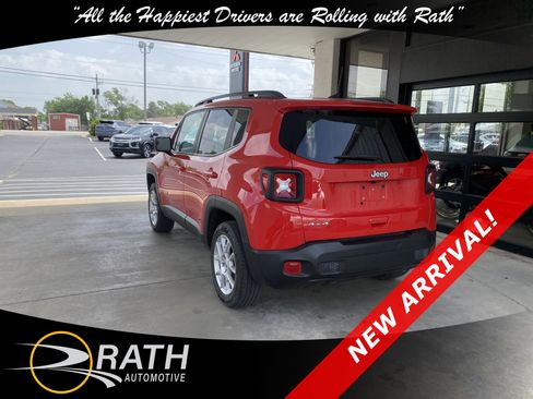 Used 2023 Jeep Renegade Latitude w/ Premium Group AWD/4WD image 8