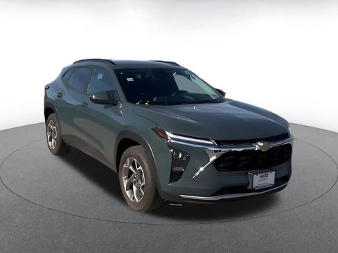 Used 2025 Chevrolet Trax LT image 3