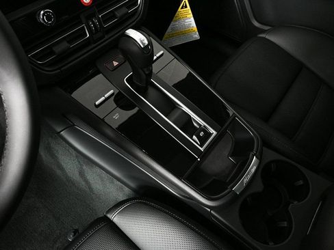 Certified 2026 Porsche Macan image 17