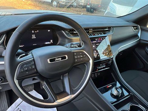 Used 2024 Jeep Grand Cherokee Laredo image 24